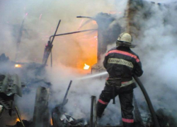 Частный дом подожгли среди белого дня в Волжском