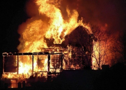 В Жирновском районе из горящего дома эвакуировали троих селян