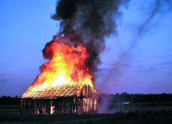 Вечером волжане решили погреться от сараев