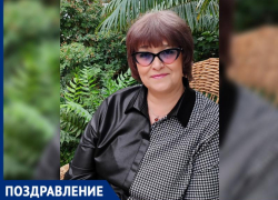 Елену Парфенову поздравляет с днём рождения семья 