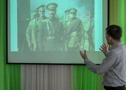 «Аты-баты, шли солдаты» : выездгные исторические выставки для детей Волжского