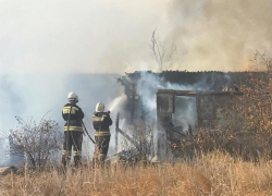 Попариться не удалось: в Быковском районе сгорела баня