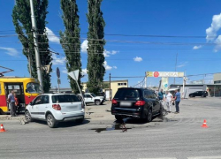 Протаранила «Мерседес» на перекрестке: в Волжском женщина пострадала в аварии