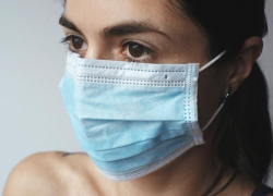 Неадекватная волгоградка разбила голову продавцу телефоном за просьбу надеть маску: продавца госпитализировали