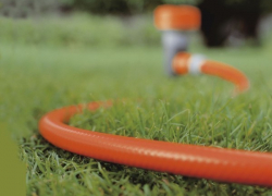 Под Волгоградом 80-летнего пенсионера убило током во время поливки огорода