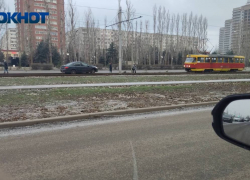 Легковушка вылетела на трамвайные пути после аварии в Волжском