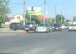 На оживленном перекрестке столкнулись две машины в Волжском