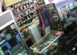 Дерзкого грабителя ювелирных украшений объявили в розыск в Волжском