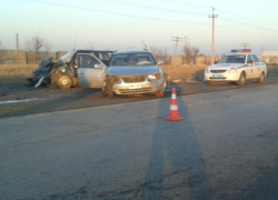 В Волгограде при лобовом столкновении иномарок погибла 60-летняя пассажирка