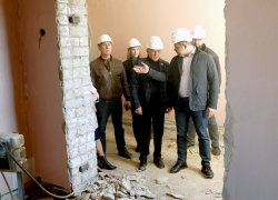 Ход работ по капремонту в школе №32 Волжского проверили депутаты и мэрия 