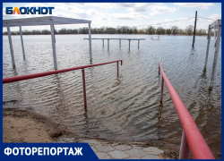 Затопило городской пляж в Волжском: несмотря на пиковый сброс с ГЭС, волжане отдыхают у воды
