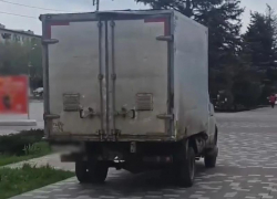 В Волжском «Газель» промчалась по тротуару мимо пешеходов: интернет помог полиции найти водителя