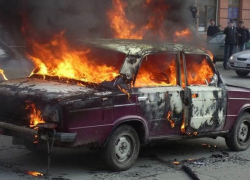 На севере Волгограда ночью пожарные тушили «семерку»