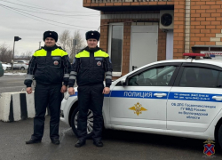 Полицейские спасли семью от переохлаждения на трассе в Волгоградской области