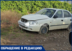 Брошенная машина уже год стоит на улице в СНТ Волжского