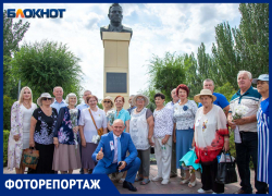 Планы на памятник Медведеву и одежда в стиле 50-х: в Волжском прошел митинг на 70-летие города