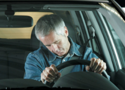 Измотанный волжанин уснул за рулем и протаранил светофор