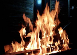 Замыкание проводки привело к пожару в бане в Волжском