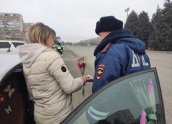Сотрудники волжской полиции вместо штрафов вручали цветы