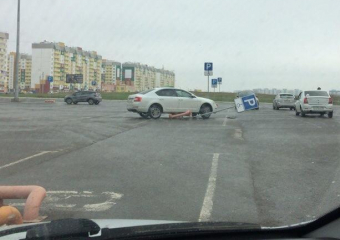 Понтовщик на Skoda выбил страйк на парковке в Волжском