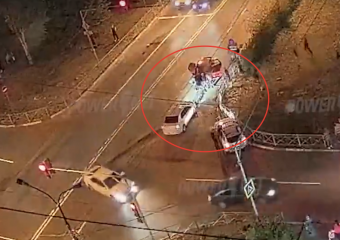 2-летняя и 4-летняя девочки пострадали в жесткой аварии на перекрестке в Волжском: видео