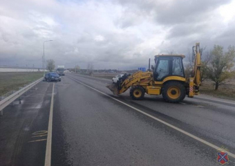 «Рено» столкнулся с экскаватором в Среднеахтубинском районе: водитель в больнице