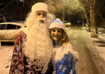 Новогодний сюрприз от молодежи: волжане делятся историей о необычных Деде Морозе и Снегурочке