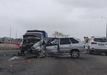 В лобовом ударе сошлись "Газель" и ВАЗ