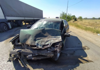 На юге Волгограда пострадали три человека в ДТП с грузовиком