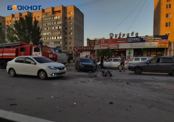 Маршрутка и БМВ столкнулись в Волжском: на месте жуткого ДТП все спецслужбы