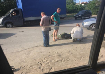По дороге из Волжского мотоциклист не смог разъехаться с "шестеркой"
