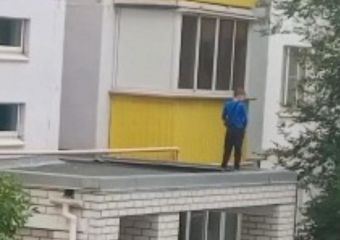 Подростки справили нужду с козырька подъезда в Волжском