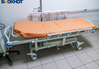 В реанимацию перевели выпавшего из окна подростка в Волжском