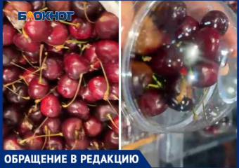 Гнилыми фруктами кормят волжан: омерзительную картину сняли в "Перекрестке" ТРЦ ВолгаМолл