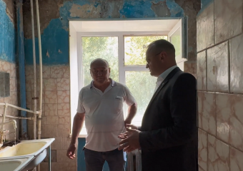 В Волжском власти приехали с проверкой в проблемное общежитие