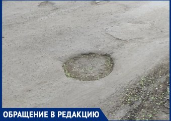 Непроходимые лужи и площадка из 90х: так волжанин описывает свой двор