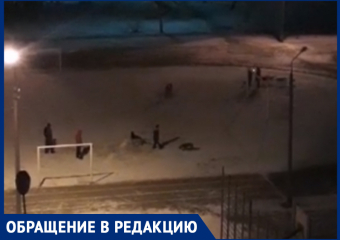 Дети бегают в фекалиях: в Волжском выгуливают собак на стадионе школы