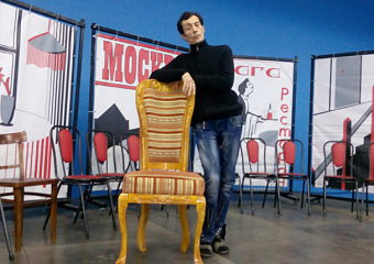Киса Воробьянинов показал стул, сделанный в 12-й колонии для премьеры "12 стульев" в Волжском 