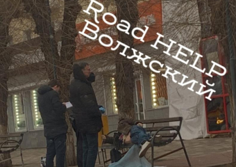В Волжском мужчина умер на остановке