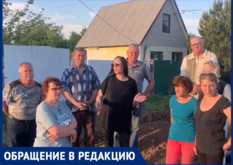 В Волжском дачники возмущены заменой труб в разгар поливочного сезона: видео