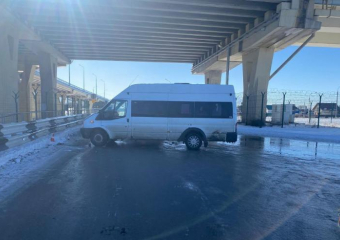 Пассажирский автобус протаранил ограждение недалеко от Волжского: трое пострадавших