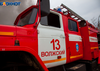 В Волжском пожарные потушили возгорание в заброшенном здании