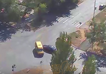 Иномарка решила не пропускать маршрутку в Волжском и протаранила ей бок