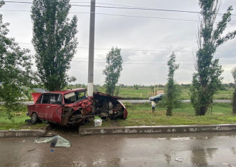 В Волжском водитель без прав врезался в столб 