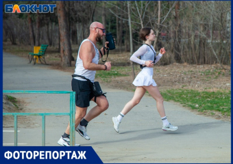 Спортсменки в мини-юбках пробежали по Волжскому: фоторепортаж 
