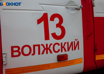 В Волжском загорелась крыша «заброшки»