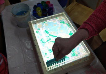 Многодетных волжан научили уникальной технике рисования на воде 