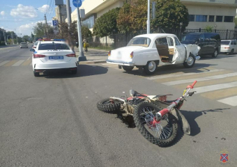 В Волгограде подросток на мотоцикле врезался в антикварный автомобиль