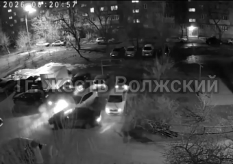 Протаранил три машины на парковке и пошел домой: в Волжском на видео попала странная авария 