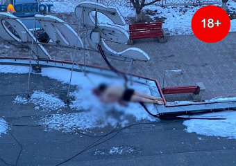 Труп мужчины пол дня лежит на крыше в Волжском (18+)